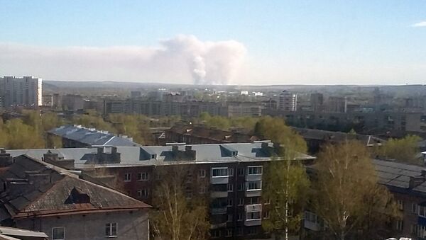 Дым, возникший в результате детонации снарядов на территории бывшего военного арсенала близ удмуртского Пугачево