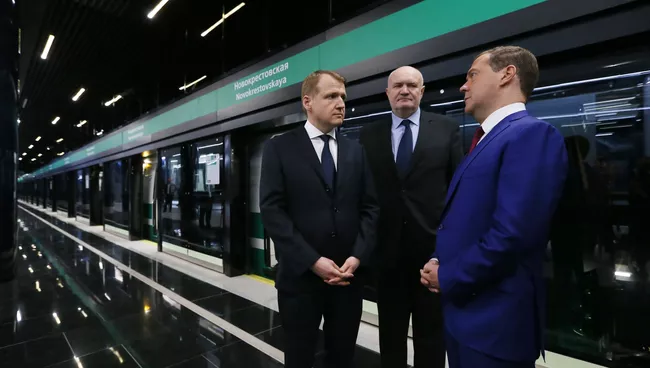 Председатель правительства РФ Дмитрий Медведев во время посещения станции метро Новокрестовская в Санкт-Петербурге. 16 мая 2018