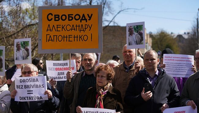 Пикет у здания Рижской центральной тюрьмы в столице Латвии с требованием освободить защитников русских школ в стране Александра Гапоненко и Владимира Линдермана. 16 мая 2018