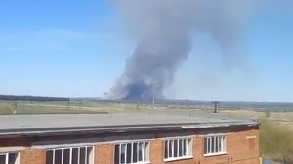 Очевидцы сняли на видео столб дыма от взрывов снарядов в Пугачево Очевидцы сняли на видео столб дыма от взрывов снарядов в Пугачево