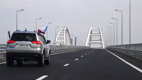 Автомобильное движение по автодорожной части Крымского моста. Архивное фото