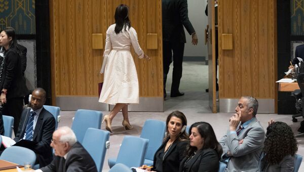 Постпред США при ООН Никки Хейли уходит с заседания Совета Безопасности ООН в Нью-Йорке