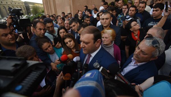Мэр Еревана Тарон Маргарян отвечает на вопросы журналистов у здания городской администрации. Архивное фото