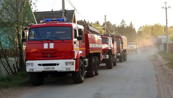 Пожарные автомашины рядом с территорией бывшего военного арсенала в поселке Пугачево в Удмуртии, где произошел пожар. 16 мая 2018