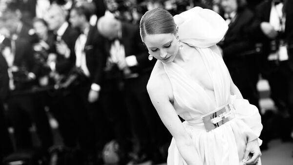 Модель Барбара Майер на красной дорожке церемонии открытия 71-го Каннского международного кинофестиваля
