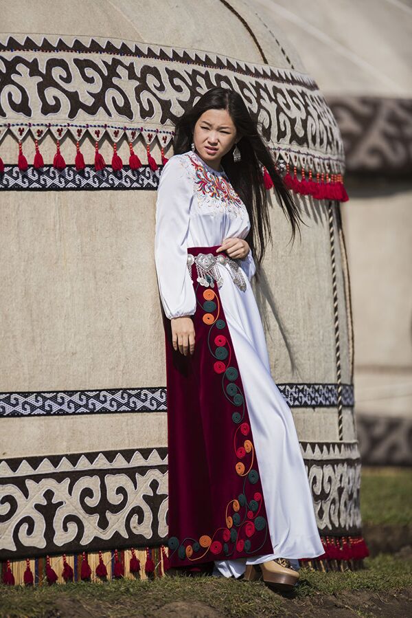 Национальный костюм киргизии женщины