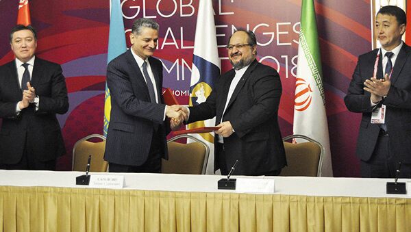 Во время подписания временного соглашения между ЕАЭС и Ираном о создании зоны свободной торговли в ходе Астанинского экономического форума. 17 мая 2018