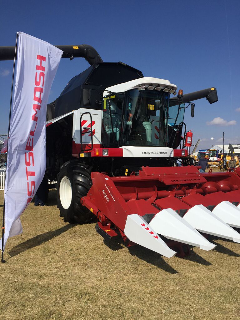 Комбайн Ростсельмаша на сельскохозяйственной выставке в ЮАР. Май 2018 