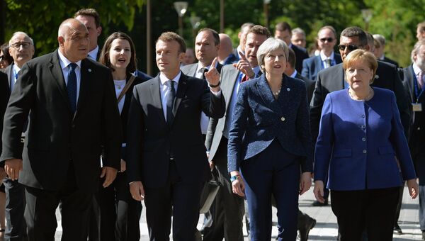 Премьер-министр Болгарии Бойко Борисов, президент Франции Эммануэль Макрон, премьер-министр Великобритании Тереза Мэй, канцлер Германии Ангела Меркель перед саммитом ЕС в Софии. 17 мая 2018