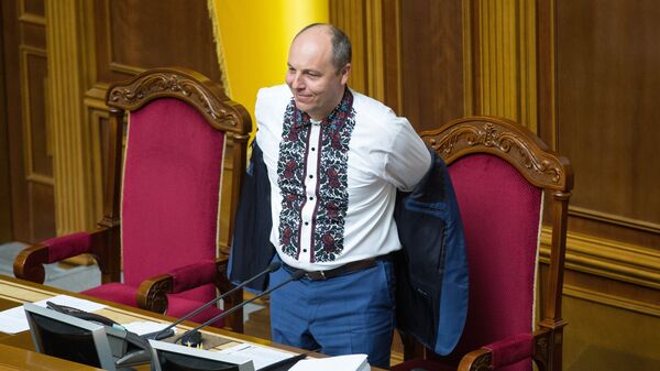 Председатель Верховной Рады Андрей Парубий, одетый в традиционную украинскую одежду на заседании Верховной рады Украины в День вышиванки. 17 мая 2018