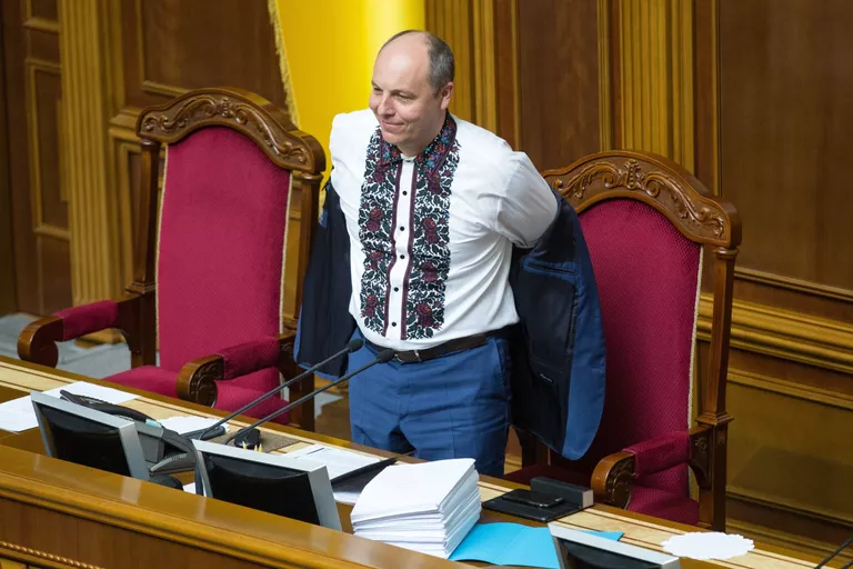 Председатель Верховной Рады Андрей Парубий, одетый в традиционную украинскую одежду на заседании Верховной рады Украины в День вышиванки. 17 мая 2018 Председатель Верховной Рады Андрей Парубий, одетый в традиционную украинскую одежду на заседании Верховной рады Украины в День вышиванки. 17 мая 2018