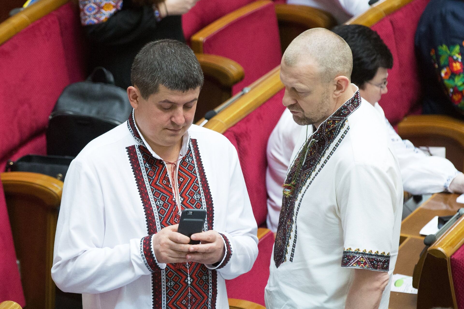 Депутаты Верховной Рады Максим Бурбак и Андрей Тетерук, одетые в традиционную украинскую одежду на заседании Верховной рады Украины в День вышиванки. 17 мая 2018 Депутаты Верховной Рады Максим Бурбак и Андрей Тетерук, одетые в традиционную украинскую одежду на заседании Верховной рады Украины в День вышиванки. 17 мая 2018 - РИА Новости, 1920, 10.07.2025