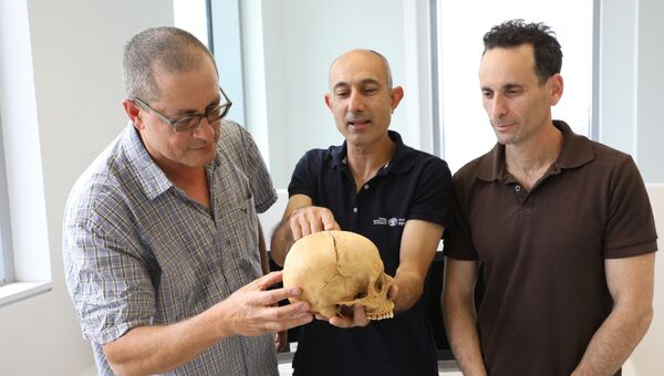 Профессор Боаз Зиссу, доктор Йосси Нагар и доктор Хаим Коэн с найденным в пещере черепом
