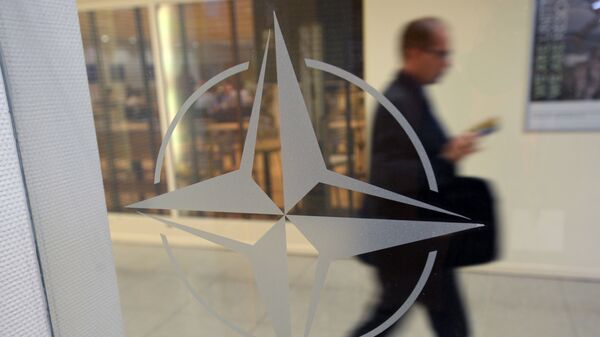 Эмблема НАТО. Архивное фото
