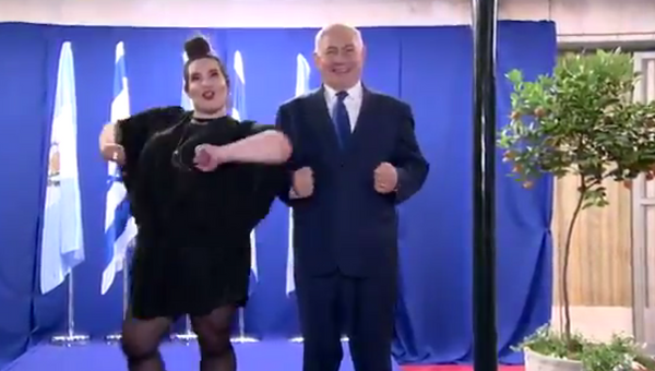 Стоп-кадр с видео, где премьер-министр Израиля Биньямин Нетаньяху исполняет танец курочки вместе с победительницей Евровидения Неттой Барзилай. 17 мая 2018