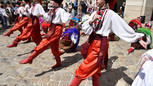 Молодые люди выступают в традиционной одежде во Львове на празднике в День вышиванки. 17 мая 2018