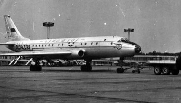 Самолет Ту-104 с бортовым номером 42379