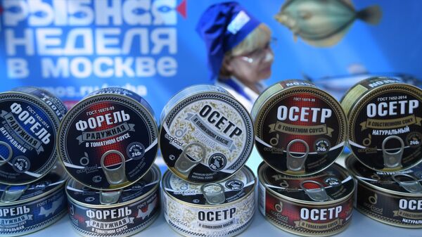 Рыбные консервы на прилавке во время фестиваля Рыбная неделя в Москве