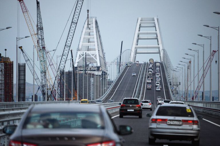 Автомобильное движение по автодорожной части Крымского моста