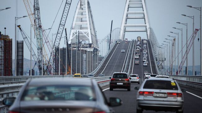 Автомобильное движение по автодорожной части Крымского моста