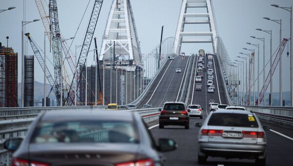 Автомобильное движение по автодорожной части Крымского моста. Архивное фото