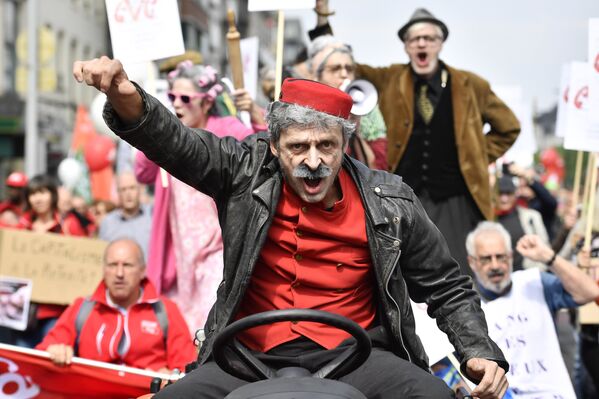 Участник акции протеста против пенсионной реформы в Брюсселе