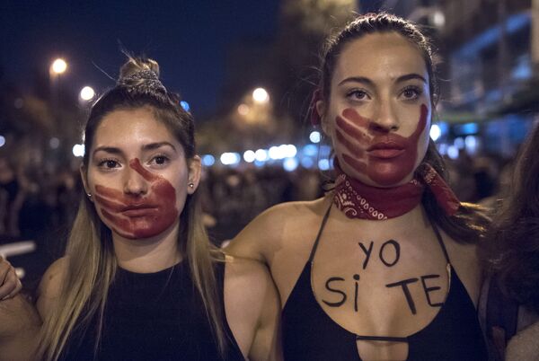 Женщины на марше Ni una menos против насилия в отношении женщин в Сантьяго. 11 мая 2018 года