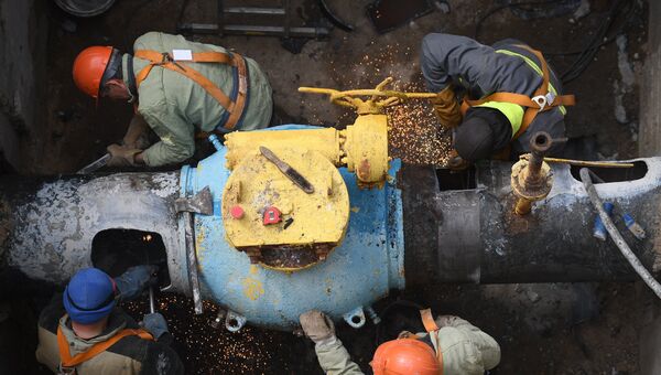 Сотрудники Мосгаз производят ремонт газопровода