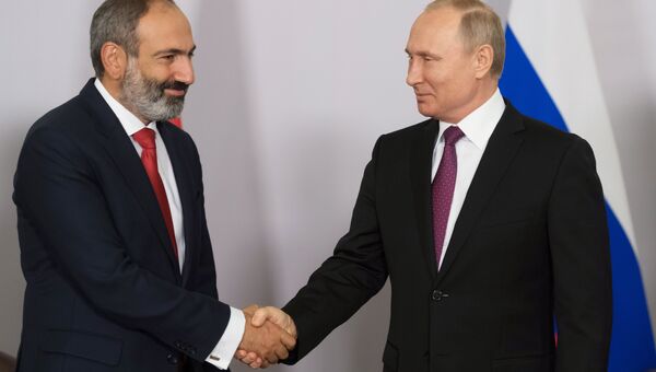 Президент РФ Владимир Путин и премьер-министр Армении Никол Пашинян во время встречи. Архивное фото