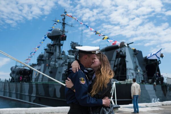 Моряк Черноморского флота с девушкой во время праздничных мероприятий в Севастополе