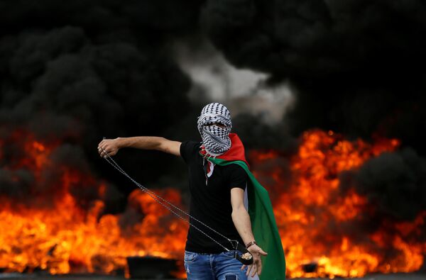 Палестинский демонстрант во время протеста в день 70-летия Накбы