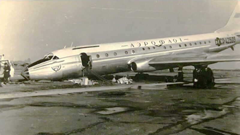 Самолет Ту-104Б с бортовым номером 42505 после посадки в аэропорту Пулково. 23 апреля 1973 года - РИА Новости, 1920, 07.02.2021