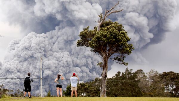 Облако пепла, поднимающееся из кратера Халемаумау на вершине вулкана Килауэа, Гавайи