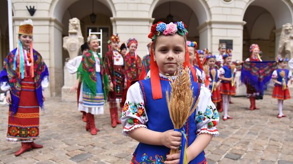 Дети в традиционной одежде во Львове на празднике в День вышиванки
