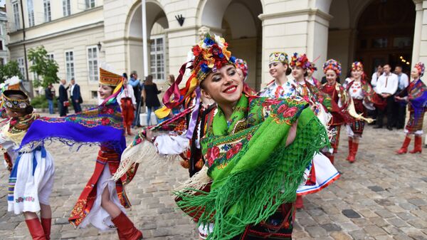 Девушки выступают в традиционной одежде во Львове на празднике в День вышиванки. 17 мая 2018