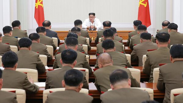Лидер КНДР Ким Чен Ын на заседании Центральной военной комиссии. 18 мая 2018