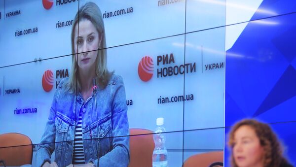 упруга журналиста Кирилла Вышинского Ирина Вышинская  во время пресс-конференции в формате видеомоста Москва - Киев. 18 мая 2018