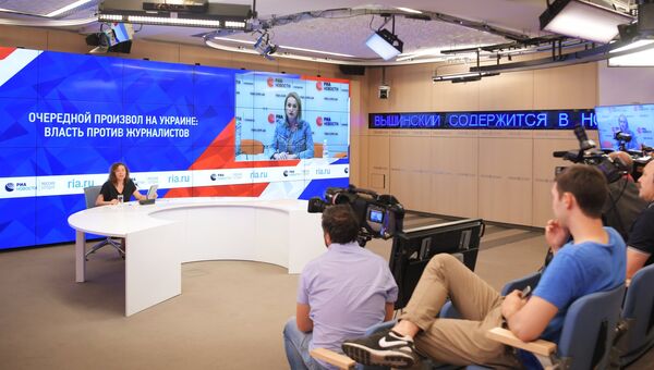 Супруга журналиста Кирилла Вышинского Ирина Вышинская (на экране) во время пресс-конференции в формате видеомоста Москва - Киев. 18 мая 2018
