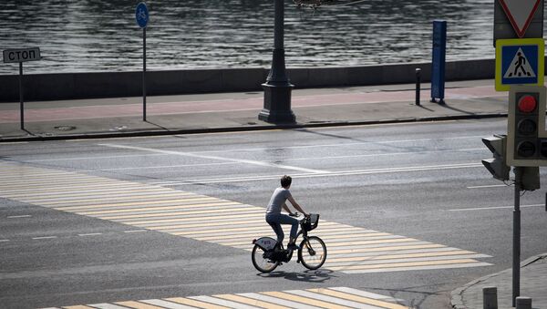 Велосипедист на одной из улиц Москвы. Архивное фото
