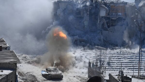 Танк сирийской армии во время штурма позиций террористов. Архивное фото
