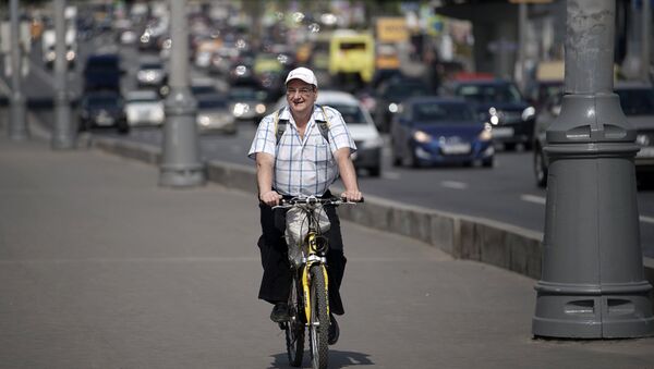 Велосипедист на одной из улиц Москвы