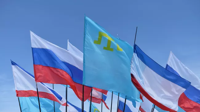 Флаги Российской Федерации, Республики Крым и крымских татар