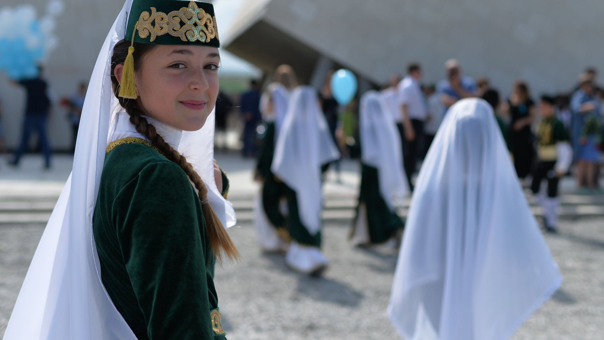 У мемориального комплекса Возрождение в Симферополе перед началом мероприятий, приуроченных к Дню памяти жертв депортации народов Крыма. 18 мая 2018 - РИА Новости, 1920, 26.02.2021