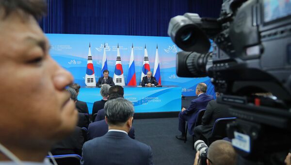 Президент РФ Владимир Путин и президент Республики Кореи Мун Чжэ Ин на Восточном экономическом форуме. 2017 год