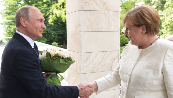 Президент РФ Владимир Путин и федеральный канцлер ФРГ Ангела Меркель во время встречи в Сочи. 18 мая 2018