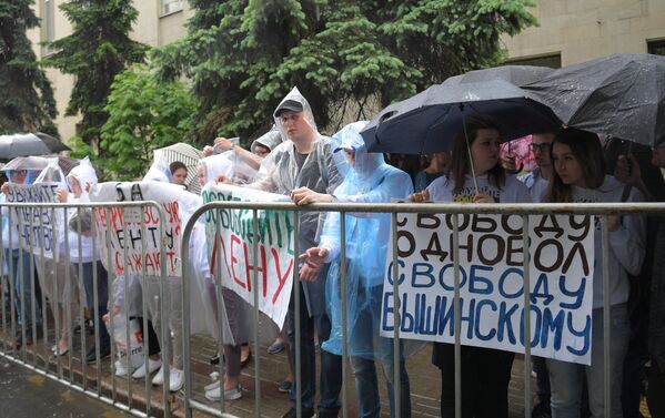 Акция у здания посольства Украины в Москве в поддержку журналиста Кирилла Вышинского. 18 мая 2018