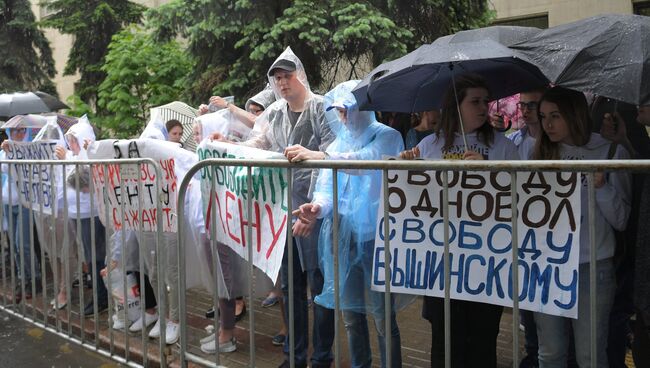 Акция у здания посольства Украины в Москве в поддержку журналиста Кирилла Вышинского. 18 мая 2018