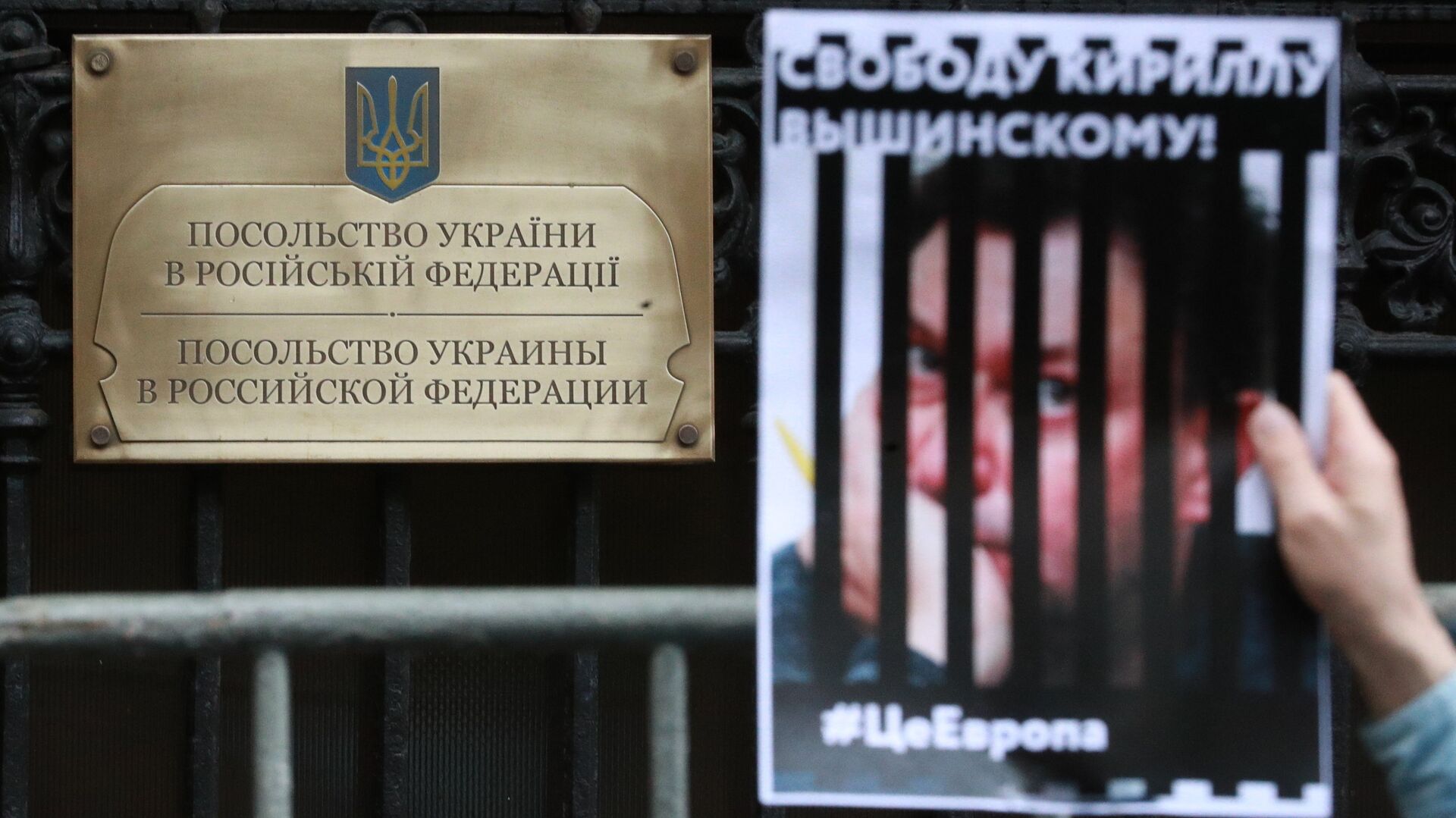 Минюст Украины разрешил заключенным пользоваться платной связью