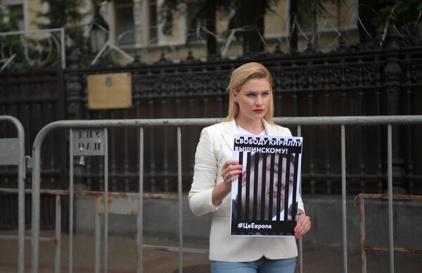 Участница акции у здания посольства Украины в Москве в поддержку журналиста Кирилла Вышинского