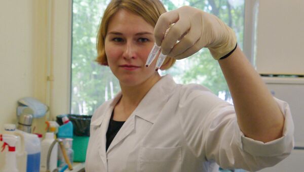 Сотрудница лаборатории молекулярно-генетической диагностики МГНЦ показывает образцы с выделенным ДНК